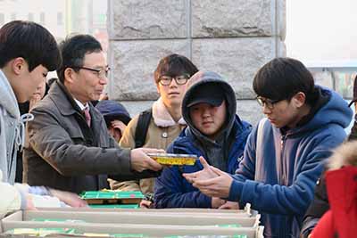 기말고사 기간 중 학생들을 격려하기 위한, 2016학년도 2학기 총장이 쏜다 이벤트 진행