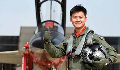 제42기 학군사관후보생 신명진 중위(항공운항학과 11학번), 공군 ROTC 첫 조종사