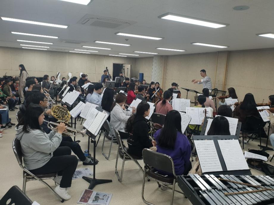 충주시 꿈나무 오케스트라 단원 50여명, 한국교통대학교 음악학과 오케스트라 합주 수업 참관