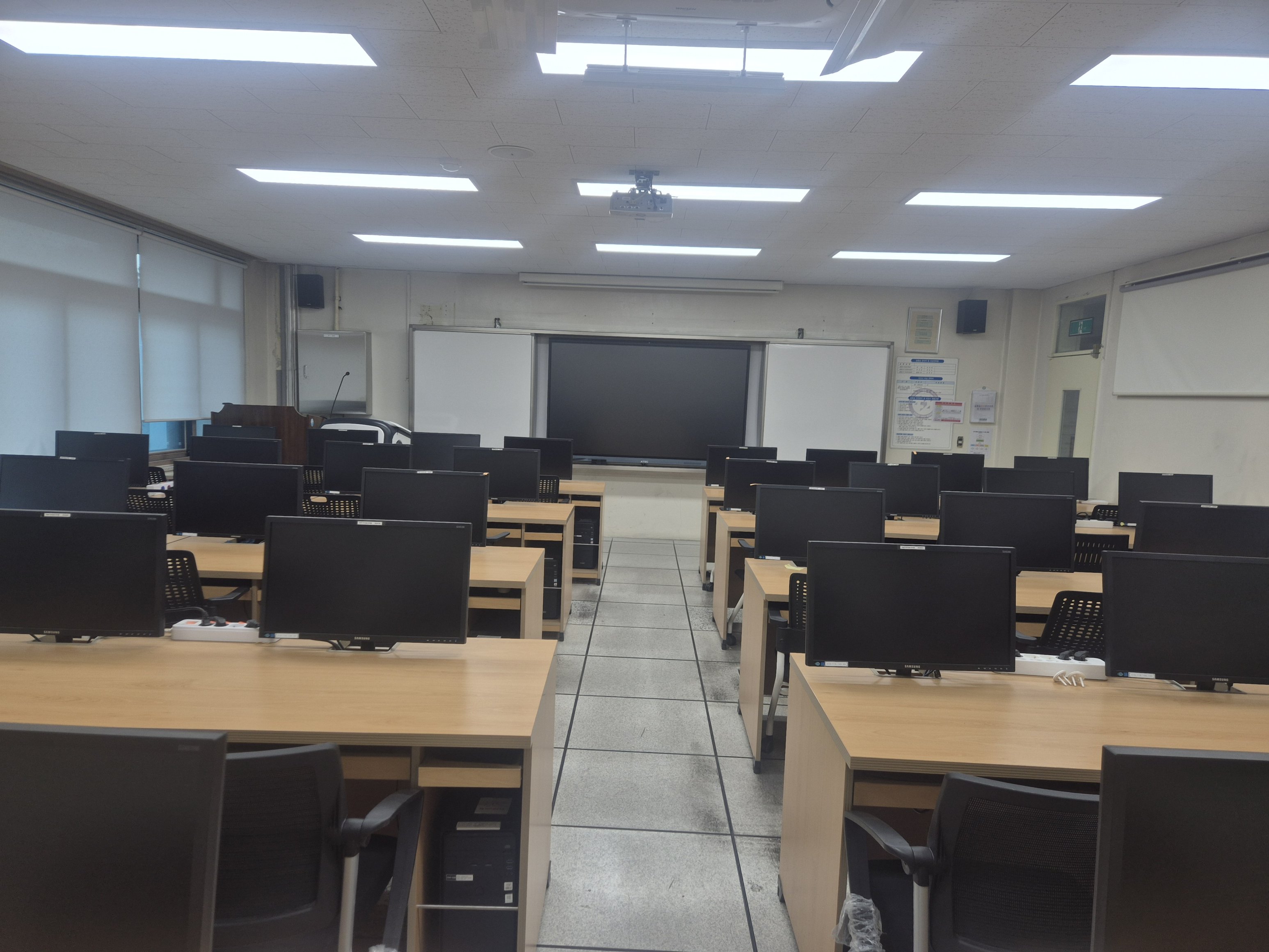 컴퓨터응용 실습실 사진입니다.